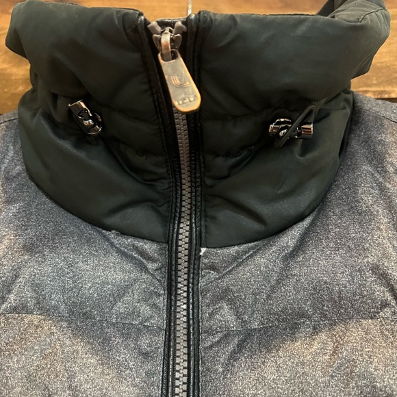 Lole puffer puffy vest, woman’s size large vest. Black and gray with pockets. - Picture 5 of 14